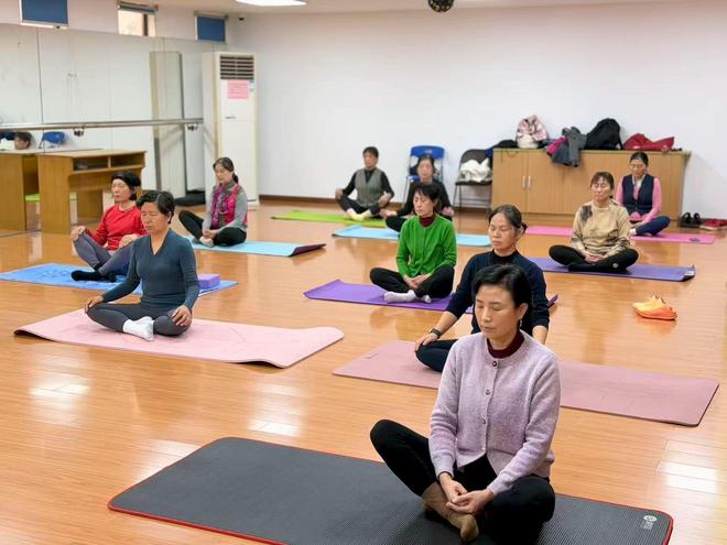 雅韵修身心静享慢时光狮山横塘街道何山社区古典瑜伽体验课(图1)