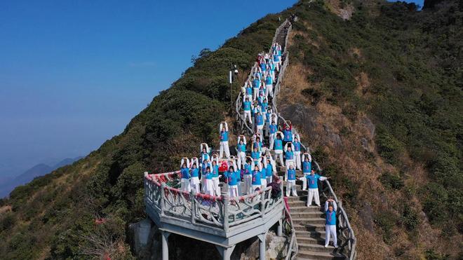 在莽山之巅“森”呼吸2025湖南健身气功基层巡讲莽山站收官(图1) 在莽山之巅“森”呼吸2025湖南健身气功基层巡讲莽山站收官(图1)