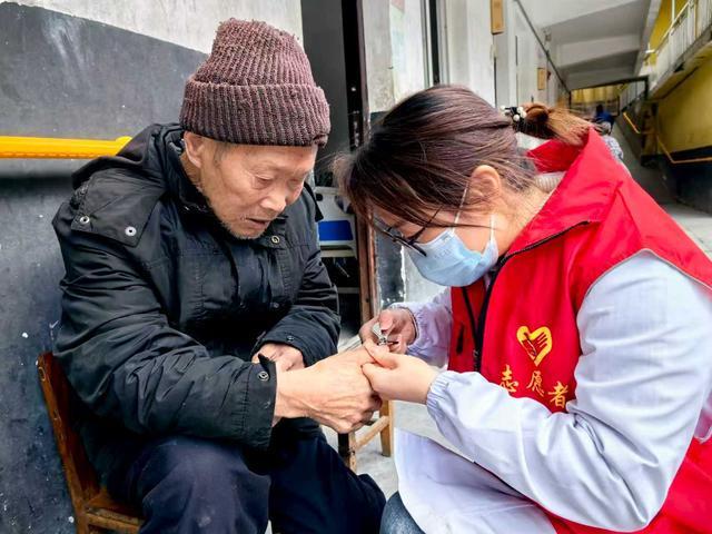 党建引领强服务中医暖心护健康——白河县冷水镇中心卫生院开展中医养生保健主题活动(图2) 党建引领强服务中医暖心护健康——白河县冷水镇中心卫生院开展中医养生保健主题活动(图2)